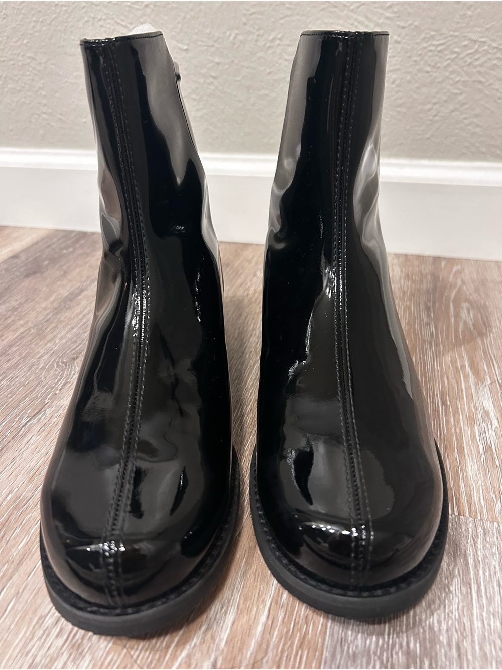 Stuart Weitzman Women's size 8 shiny black ankle Boots new in box